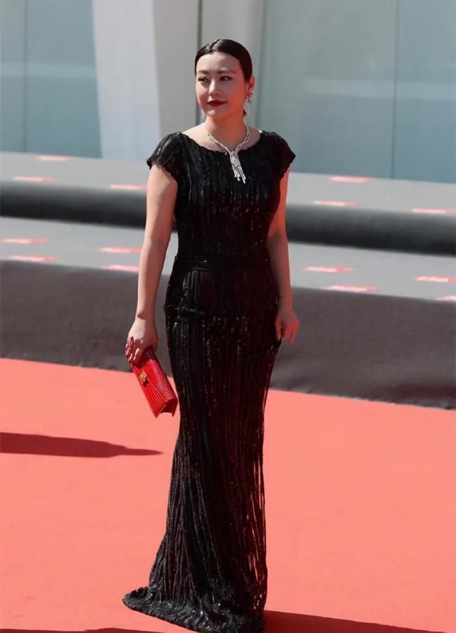 福态|41岁郝蕾胖到巅峰，穿紧身亮片长裙整个人太丰满，太有福态了