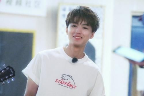  中餐厅|王俊凯录制《中餐厅》穿短裤，看到他露出的腿，快比上我胳膊了