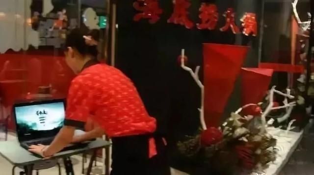 海底|“海底捞的服务到底有多神奇”哈哈哈……终于能让外国友人也感受下了