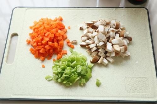 学会|伏天别炒菜了,学会这个懒人焖饭,有菜有肉有饭,太适合懒人了!