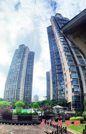  从天而降|十几块积木从天而降差点砸到人 连续两天高空抛物吓坏居民