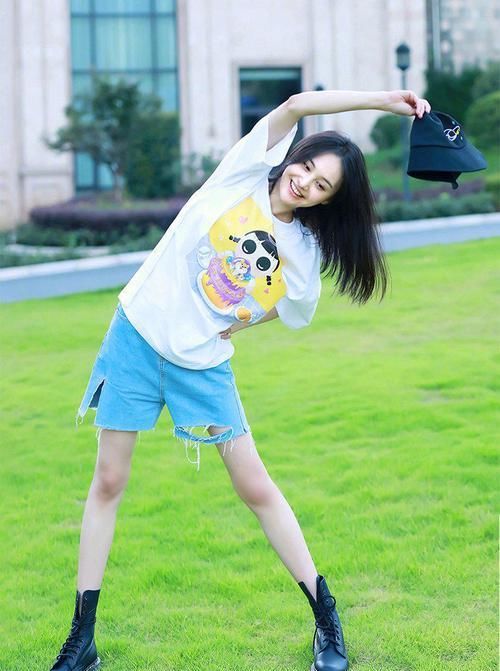  连衣裙|郑爽穿粉色连衣裙配白色长袜甜美温柔，手拿超大彩虹棒棒糖好俏皮