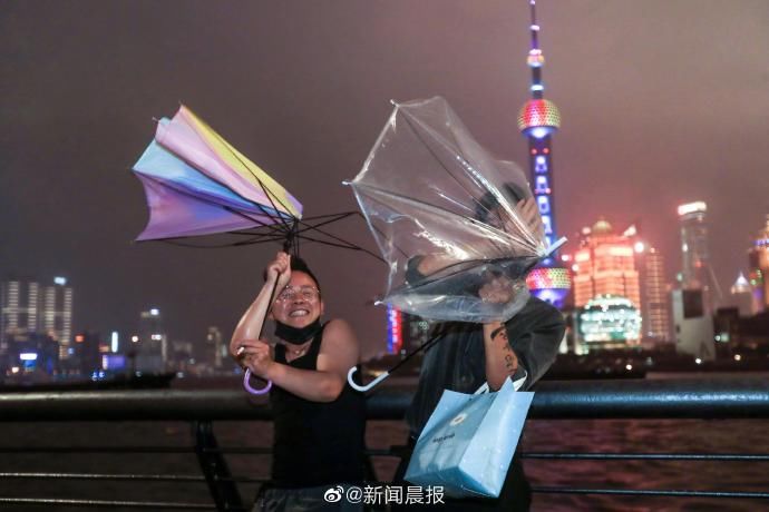 折伞|台风黑格比来袭，上海“两黄一蓝”高挂，外滩风大雨急，折伞无数