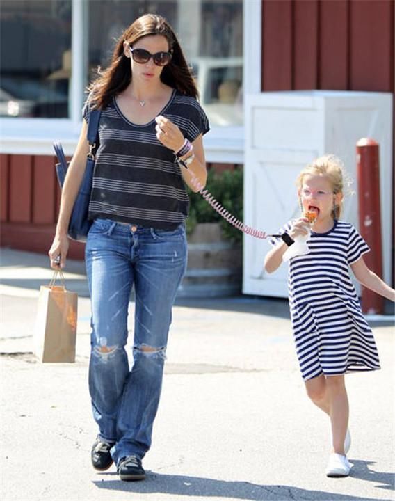 忍不住|小女孩在商城和父母走散,民警询问后父母名字后,忍不住笑出声了