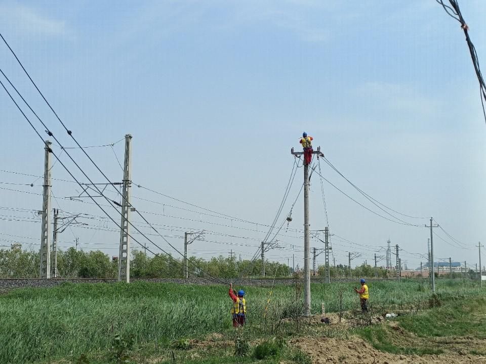 津潍高铁（东营区段）工程首条涉铁电力线路迁改施工完成