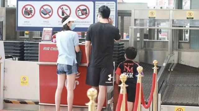  T恤|凌潇肃唐一菲带儿子走机场，凌听跟爸爸如饼印，唐一菲热裤秀长腿