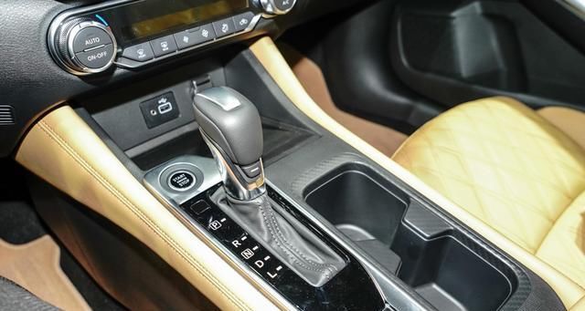  自带|公认的“家轿之王”，自带沙发座椅，配CVT油耗低至4.9L
