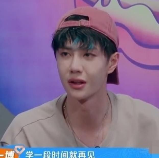  模样|王一博吃火锅辣到冒汗，脸上被热到“脱妆”后，素颜让人突然想脱粉