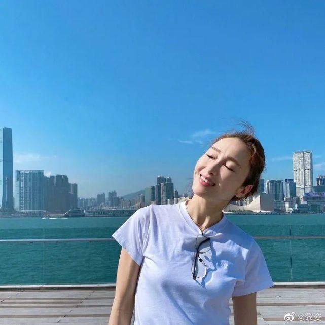  黎姿|48岁黎姿健身照刷屏，网友：自律的人，楚楚动人！