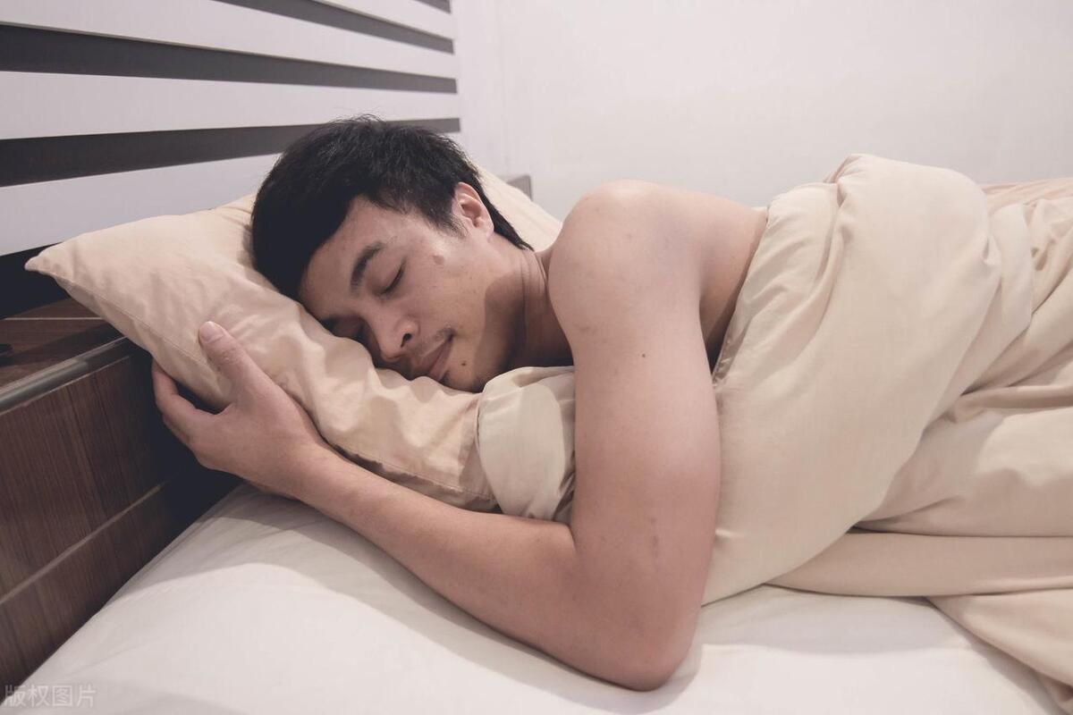 长期裸睡对男性有好处吗(长期“裸睡”的男性，会怎样？4个好处，让你尝到裸睡的甜头！)