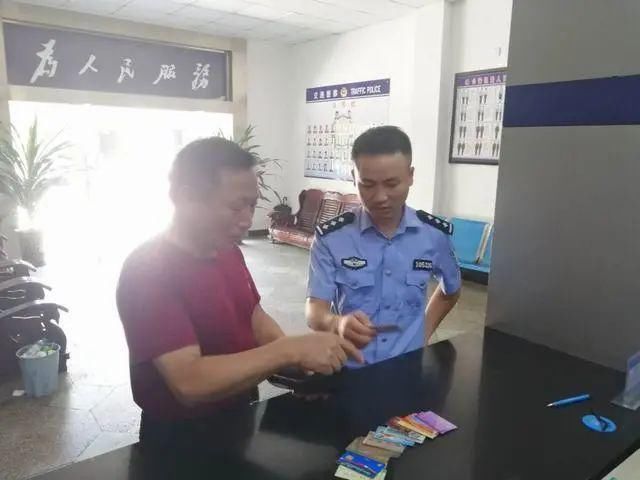  公安局交警|好心阿姨拾得钱包，泰和公安交警助力寻找失主