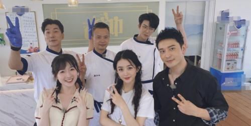  批评|因翻菜被批评没礼貌后，有谁注意到赵丽颖的回应？格局大小一目了然