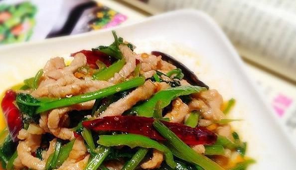 烧茄子|美味家常菜:木耳滑蛋、五花肉炒韭花、黄豆烧茄子、香辣肉丝