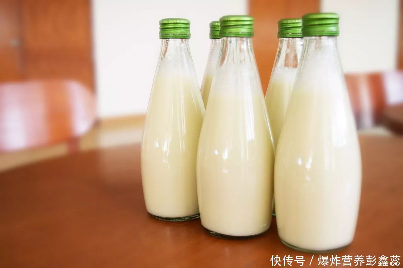 65岁老人喝牛奶好还是喝奶粉好(为什么建议65岁以上的人，一定要喝牛奶？这4个理由不容拒绝)