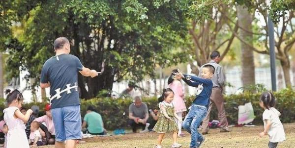  为孩子|熊孩子偷拍爸爸洗澡，还将照片发到家长群，网友骨灰级坑爹