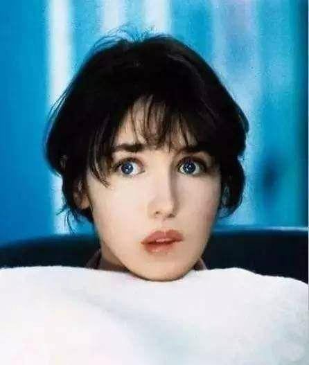 阿佳妮|她是世界最美女星，却沉迷玻尿酸搞僵脸，今65岁瘦身成功颜值回春