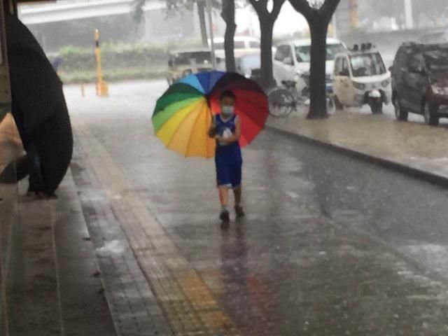 雨太|北京这场雨太分散！朝阳、海淀、东城大雨如注，通州、丰台滴雨未落