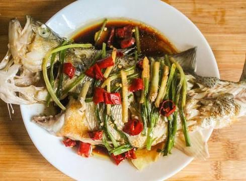 做法|清蒸鱼，放盐还是放生抽？都不对，教你正确做法，鱼肉鲜嫩还不腥