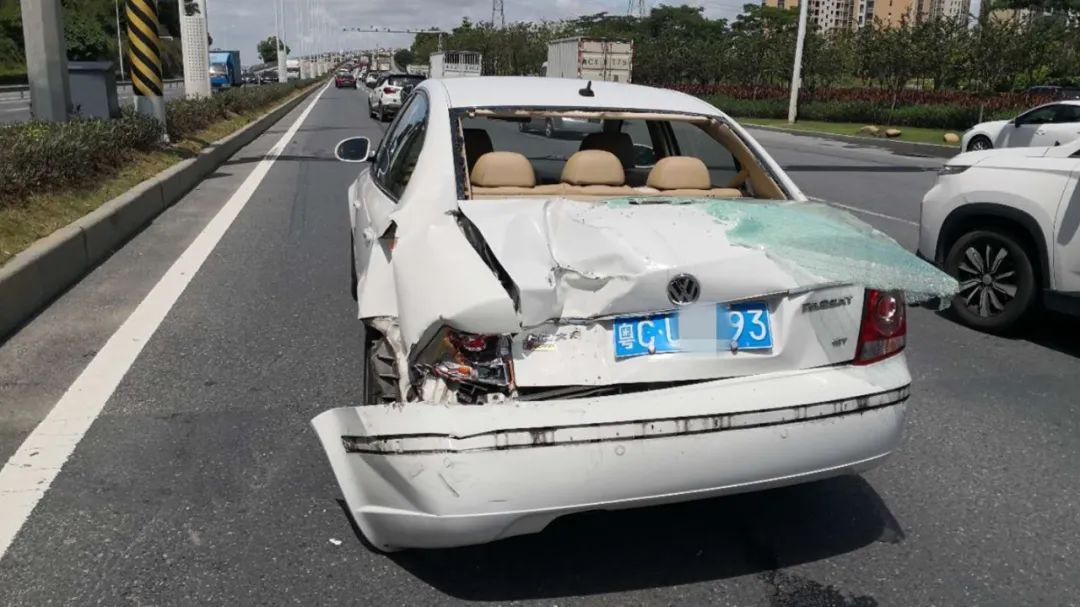  瞬间|女司机珠海大桥遇惊魂！大车飞车侧翻被压瞬间，她做这件事捡回一命！