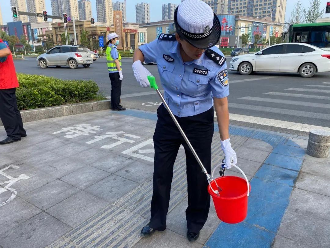 创建|【创城进行时】创建文明城 菏泽开发区交警在行动
