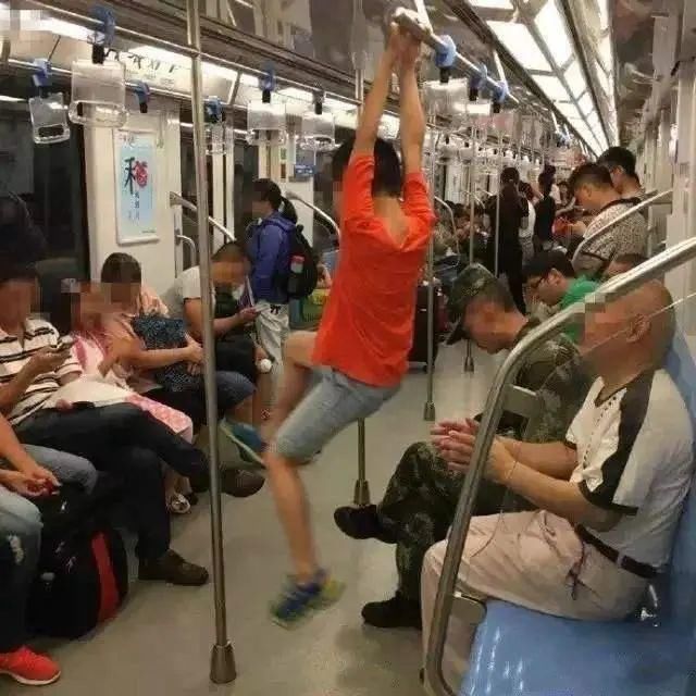 地铁|地铁上，爸爸带女儿等地铁的照片火了，网友：最高级别的炫富