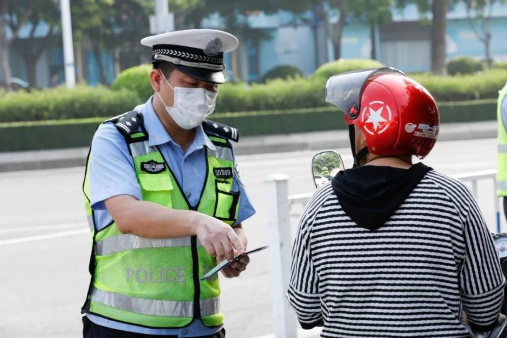 车占用机动车道行驶|美丽海沧，只因这些摆渡人在默默坚守...