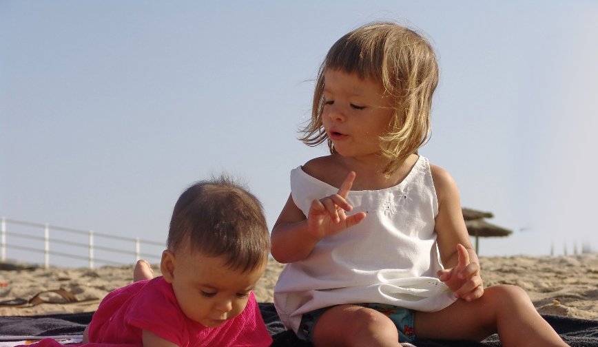  亲如手足|“这是我的，不给弟弟玩”二胎家庭这样引导孩子爱分享，亲如手足