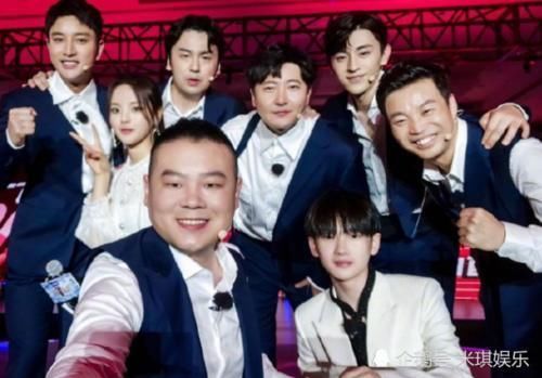  极限|都是参加《极限挑战》，周震南忍着在聊天，师姐杨超越独自睡着