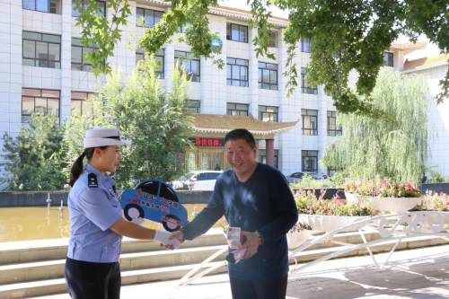 这事|交警当街发礼物?这事是真的!这种行为应该实名表扬