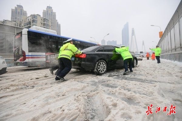 冰雪路车滑难行，他们变身“推车侠”