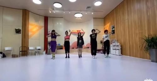  练舞|发金晨缺席的练舞视频，队友评论后又删除，万茜是故意还是无心？
