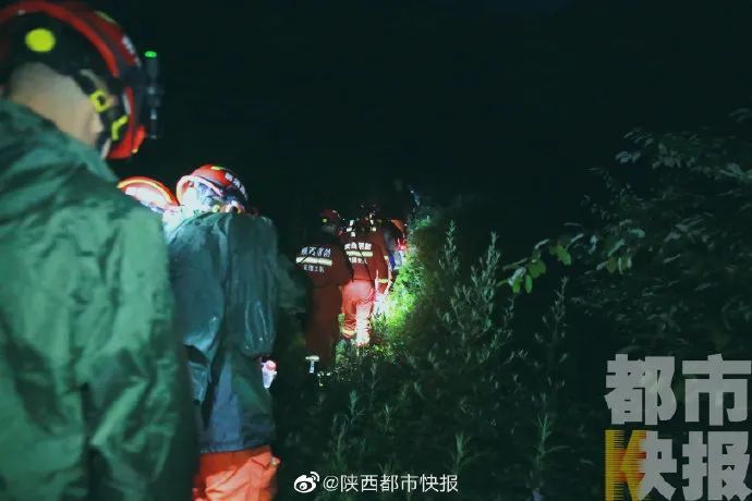 营救|突降大雨体力不支......68人被困秦岭，消防彻夜营救