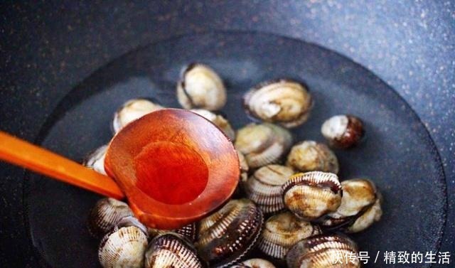 好吃|辣根拌秋葵毛蛤的做法,味道浓郁,营养丰富,口感爽滑,非常好吃