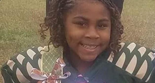  打死|11岁女孩正跟家人坐在行驶的汽车里，突然飞来一颗子弹把她打死