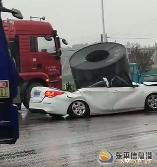  小轿车|当心！105国道彭集段某附近一辆小轿车被......