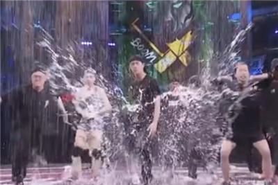  操作|《街舞》王一博再现水舞台！新造型隐约透肉，直男操作震懵大婷