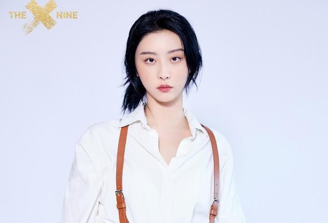  拍照的时|THE9综艺节目单人照，其他妹妹一脸高冷，只有这位成员在甜甜地笑