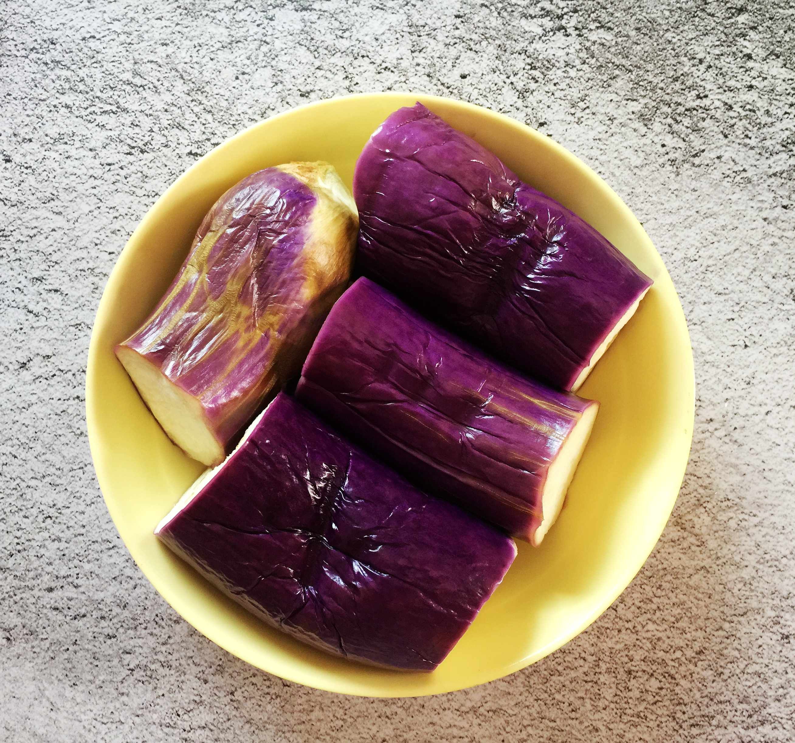  开胃|茄子最好吃的做法，上锅一蒸，配上这酱料，营养又开胃，香极了