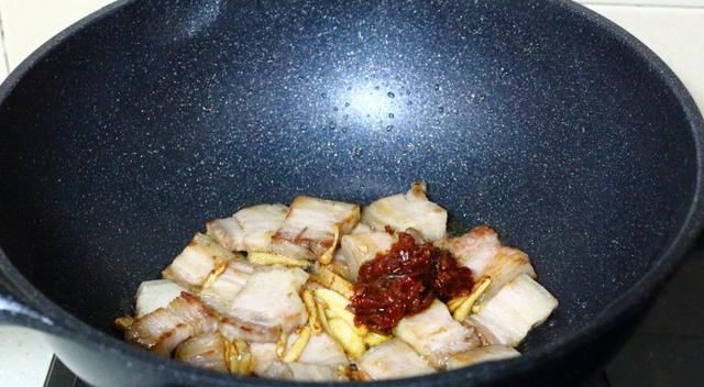  五花肉|1块五花肉，1把干豆角，放锅里炖一炖，又香又下饭，一碗都不够吃