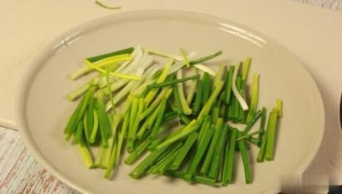  看似|清蒸武昌鱼，看似简单技巧很多，掌握这些要点，鱼肉鲜美嫩滑解馋