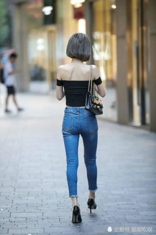  牛仔裤|一字肩修身T恤，配破洞牛仔裤，展现不一样的美