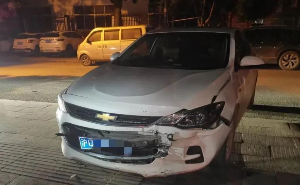 更让人|几十米的路,前后三人轮换开宝马,后果惨不忍睹!原因更让人无语…