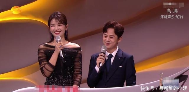 颁奖|金鹰节颁奖尴尬多!刘涛走神何炅急救场,嘉宾忘词全场都看提词器