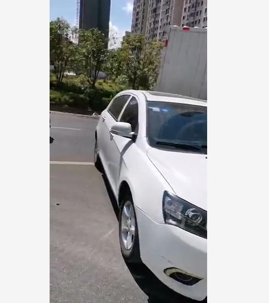  半坡|宜章新公局门口车子半坡倒溜至路中！你停车还敢这样粗心吗？