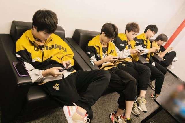  成了很大|“御三家”黑粉越斗越激烈，私信“干扰”选手，AG、E星和QG相继回应！