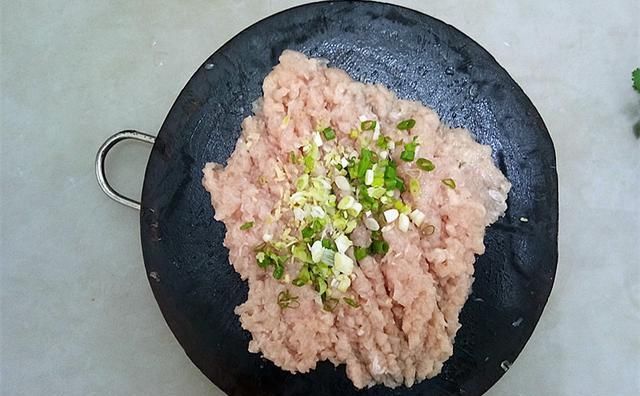 香菜梗|一块鸡胸肉，一把木耳，轻松做一道高颜值美食——鸡茸酿木耳