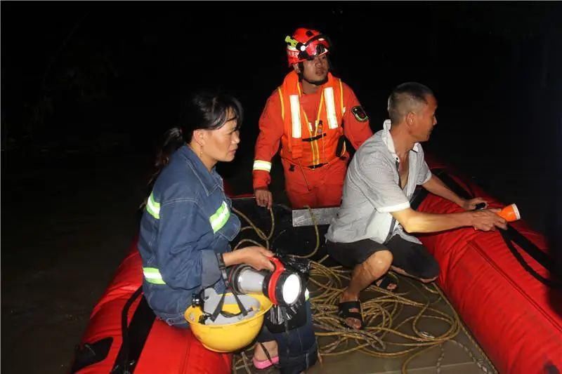  橡皮艇|危急时刻，他们划着橡皮艇来了