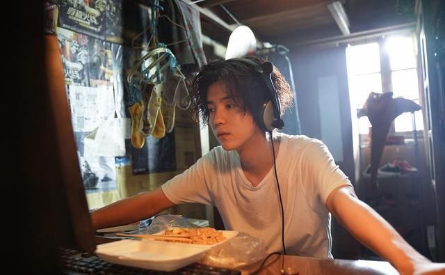  豆瓣|新剧豆瓣7.9网播量平平！演技“穿越火线”的鹿晗到底翻身了没？