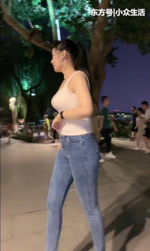 美到|街拍：姐姐这微胖身材，看似搭配普普通通，却美到骨子里