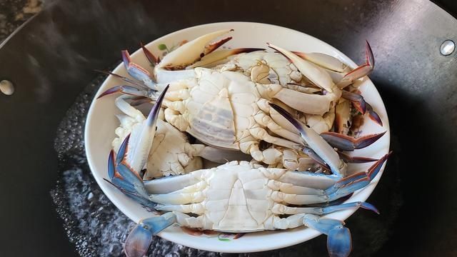 好吃|蒜蓉螃蟹的家常做法,很好吃的一道美食,简单美味,想吃就做